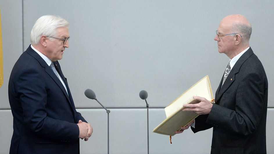 Tân Tổng thống Đức Frank-Walter Steinmeier tuyên thệ nhậm chức trước Chủ tịch Quốc hội Đức, GS TS Norbert Lammert. Ảnh: © Deutscher Bundestag