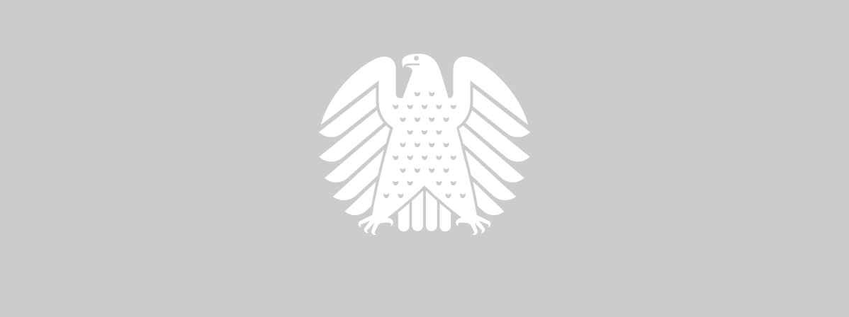 Grafische Darstellung eines Laptops und von Dokumenten, die aus einem Ordner-Icon herausfliegen.