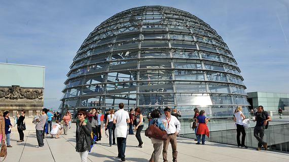 Image of the dome and roof terrace of the Reichstag Building