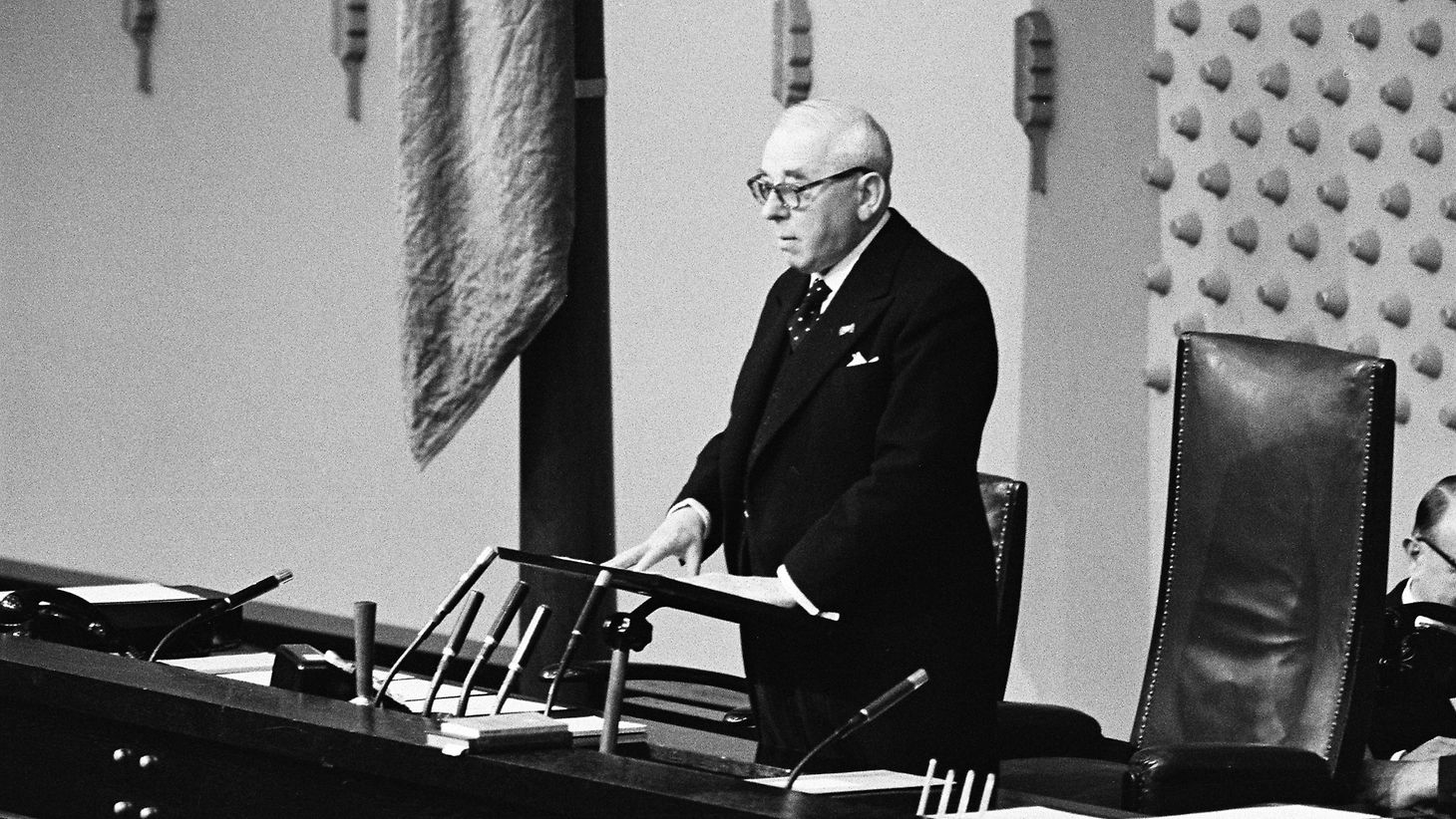 Deutscher Bundestag Robert Pferdmenges Sieht Den Frieden In Gefahr deutscher-bundestag-robert-pferdmenges-sieht-den-frieden-in-gefahr