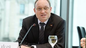 Bundesverfassungsrichter Andreas L. Paulus bei der Verkündung eines Urteils.