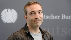 Porträtaufnahme eines Mannes im mittleren Alter