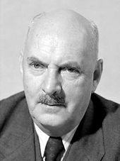 Schwarz-weißes Porträt eines älteren Mannes mit Halbglatze und Schnauzbart