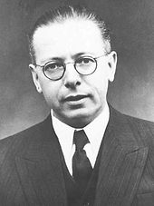 Schwarz-weiße Porträtaufnahme eines Mannes mit Brille