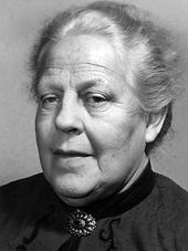 Schwarz-weißes Porträt einer älteren Dame mit ergrauten Haaren