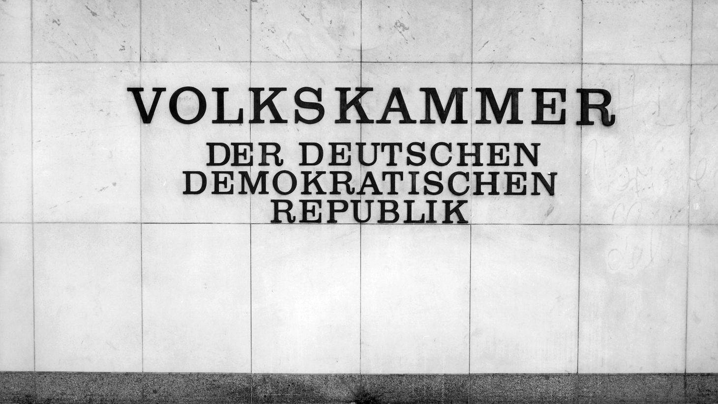 Vor 35 Jahren: Volkskammer verabschiedet neues Reisegesetz