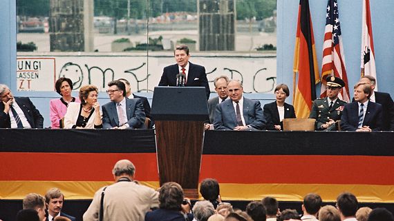 Eberhard Diepgen (von rechts nach links), Regierender Bürgermeister von Berlin; Bundeskanzler Helmut Kohl; Ronald Reagen und Philipp Jenninger, Präsident des Deutschen Bundestages, vor dem Brandenburger Tor