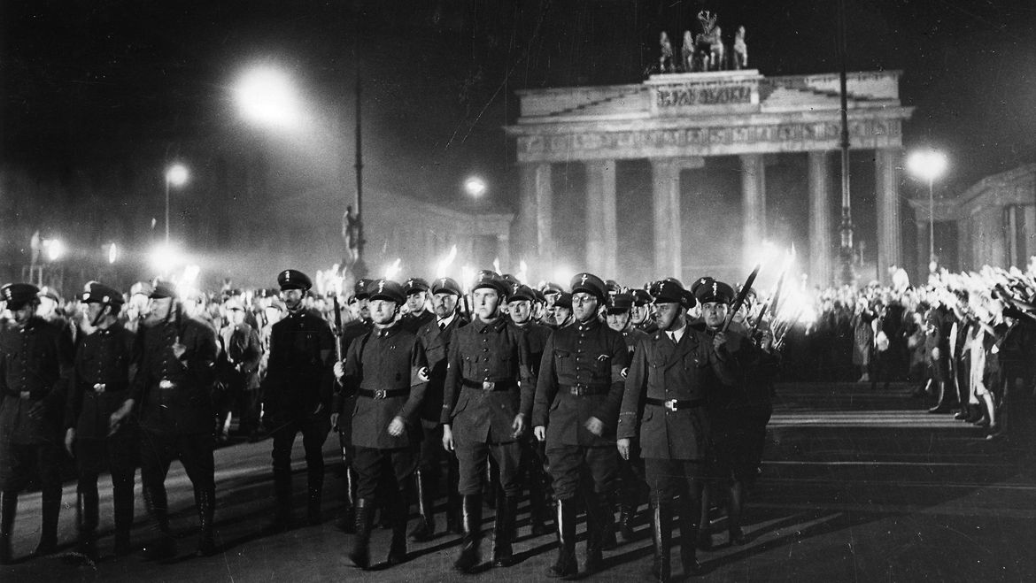 Aufmarsch des „Stahlhelm“ auf dem Pariser Platz, 30. Januar 1933 (© Bundesarchiv, Bild 146-1979-025-14A)